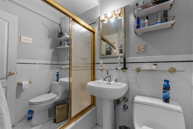 Building Photo - 225 St Pauls Ave