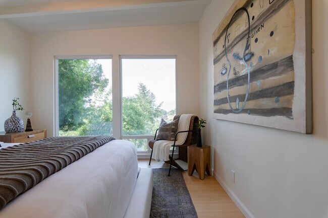 Building Photo - Beautiful Hollywood Hills Home For Lease!