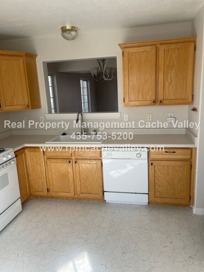 Building Photo - 328 280 N