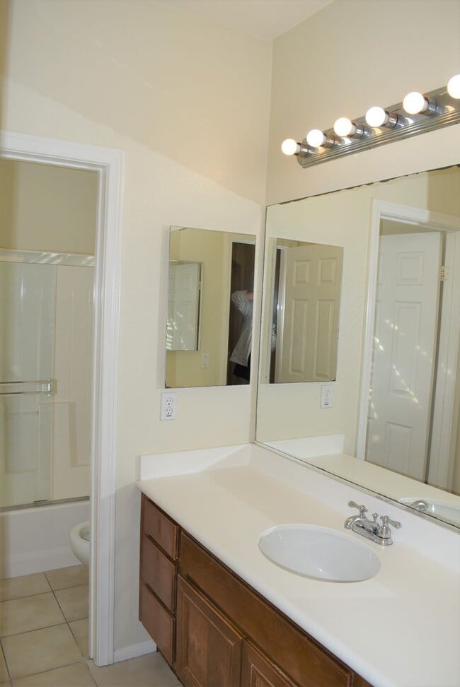 Building Photo - 3 Bedroom 2.5 Bath Townhome in Gated Commu...