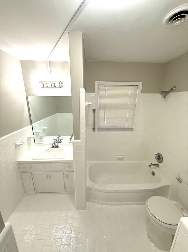 Building Photo - ** 3 bed 1 bath located in Forest Hills ** Call 334-366-9198 to schedule a self showing