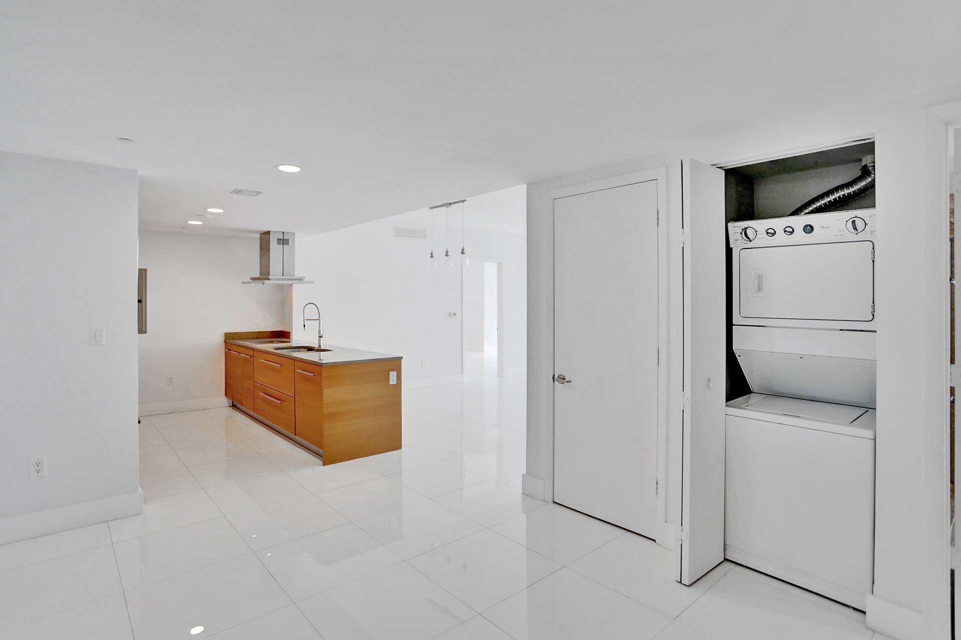 Building Photo - 495 Brickell Ave