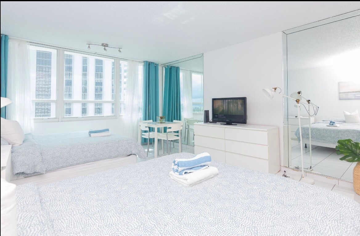 Building Photo - 5445 Collins Ave