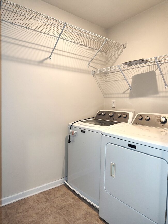 Building Photo - Charming, end-unit, townhome located in the Wrights Crossing Community!