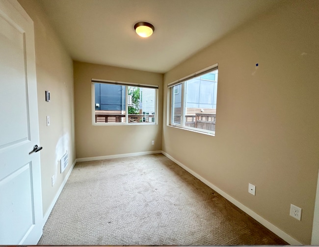 Building Photo - Mount Baker/Columbia City Townhouse