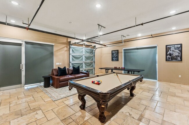 Building Photo - MOVE IN READY  Fully Furnished **Gorgeous ...