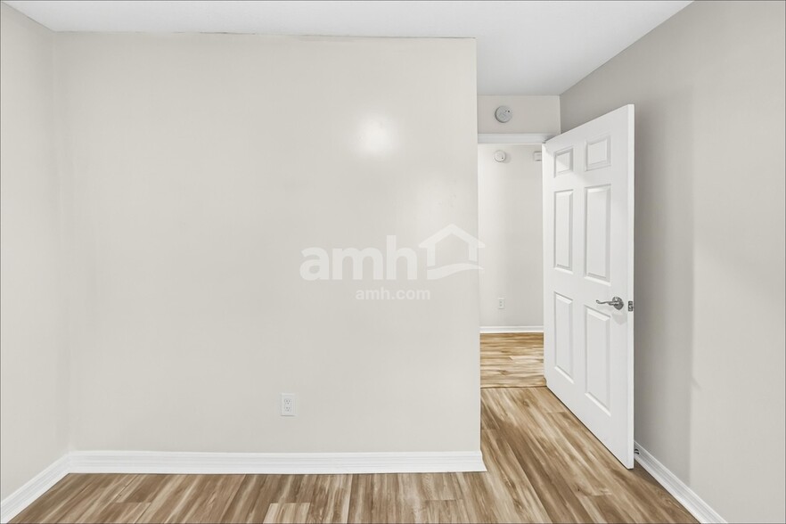 Building Photo - 1694 Ashwood Cir