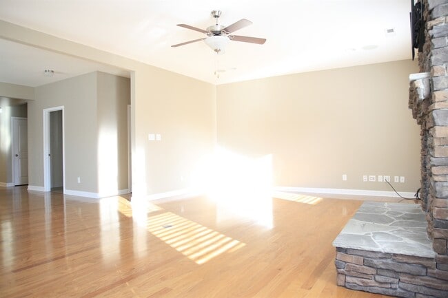 Building Photo - Perfect 4bd/2.5bth home in desirable Millb...