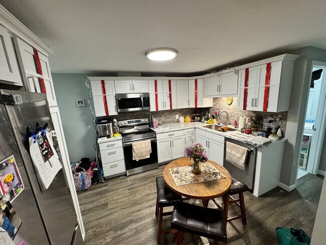 Building Photo - Newly updated 2 bedroom apartment