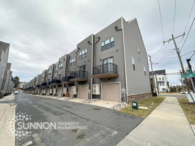 Building Photo - 3BR Townhome with Rooftop Deck in LoSo