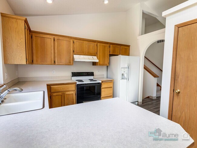Building Photo - Stunning 3 bedroom 2.5 bathroom Home