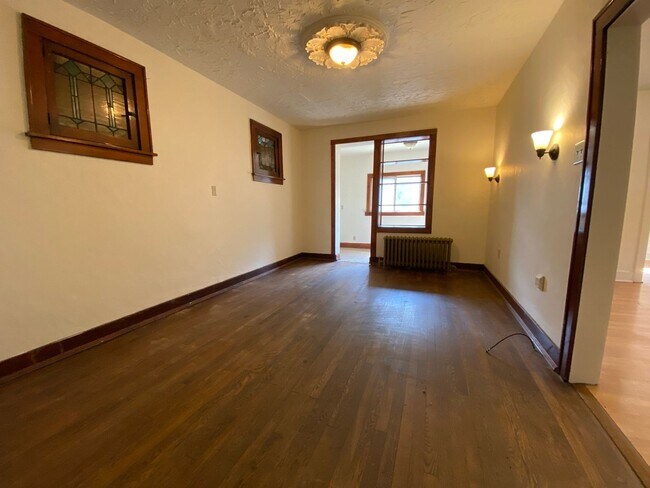 Building Photo - Stunning Three Bedroom on Bates St! Parking, Central Air Conditioning, Large Back Deck & More!! C...