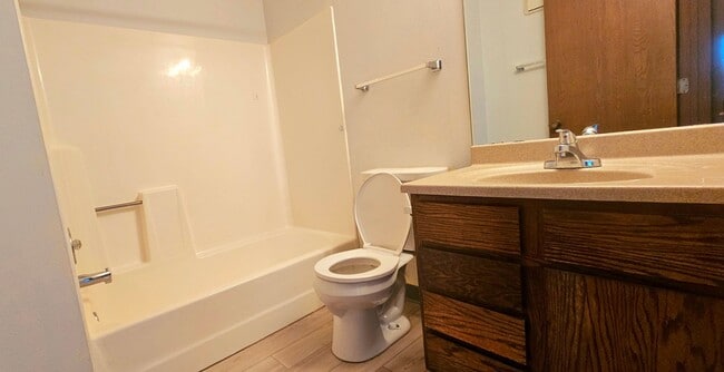Building Photo - Plymouth Condo For Rent