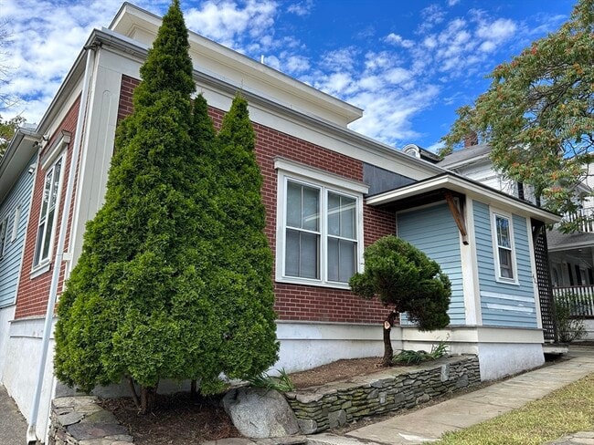 Building Photo - 407 Main St