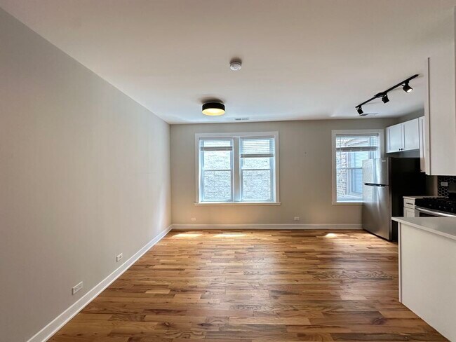 Building Photo - 659 W Wrightwood Ave