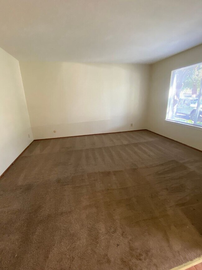 Building Photo - 1489 St James Pky