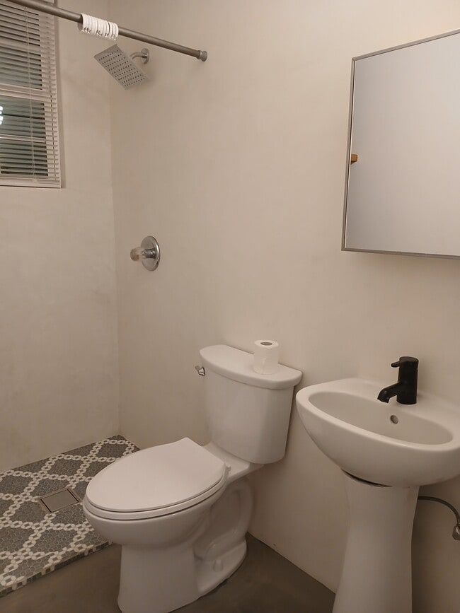 Building Photo - 2604 Rogers Ave