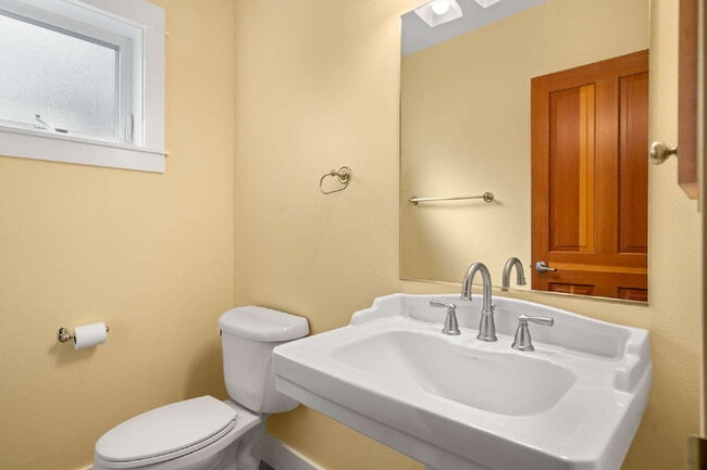 Building Photo - 913 Plum Ridge Dr