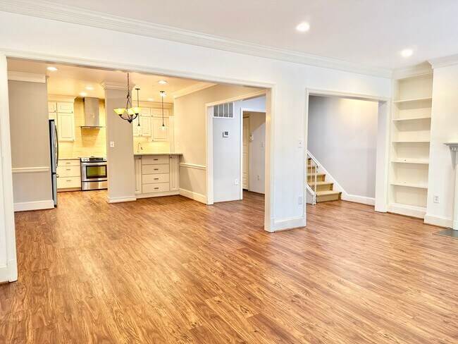 Building Photo - Sutton Place - 3 beds 2.5 baths!  Parking!...