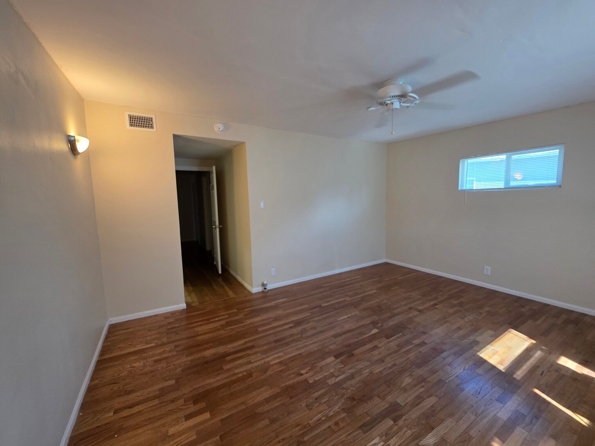 Building Photo - 15360 Saticoy St