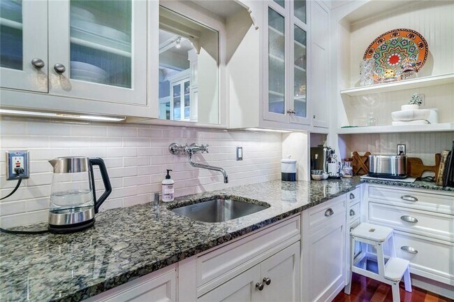 Building Photo - 868 Rosedale Rd NE