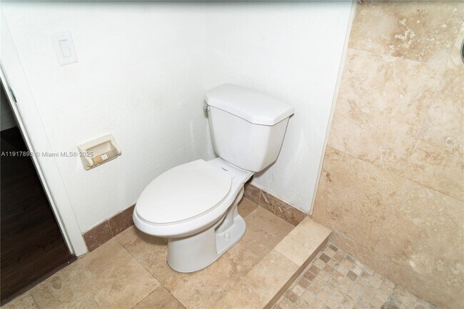 Building Photo - 105 Lake Emerald Dr