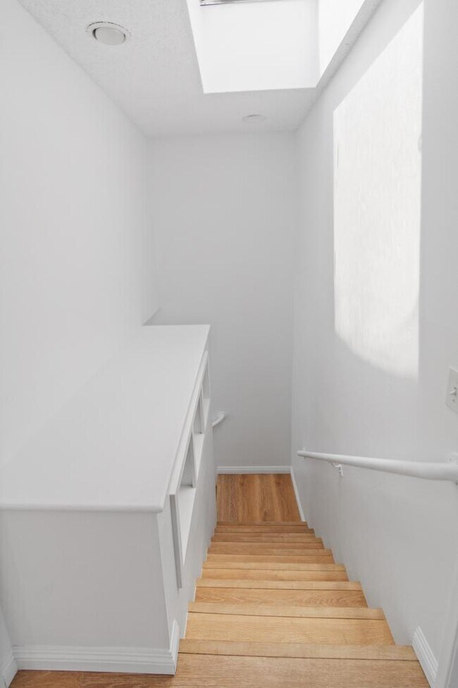 Building Photo - 501 Herondo St
