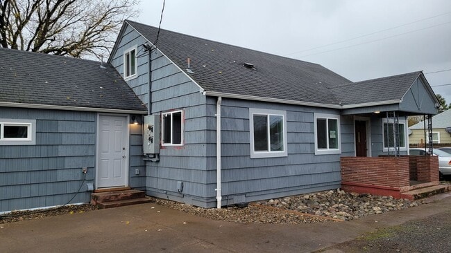 Building Photo - Beautiful 3 bed 2 bath in Springfield with...