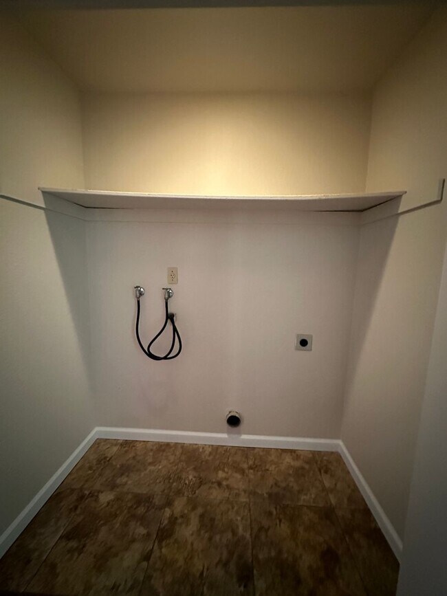 Building Photo - COL370