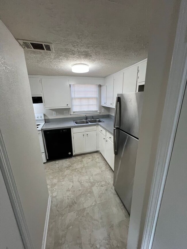 Building Photo - Available now!!! 2 Story townhome across from Briscoe Park!!