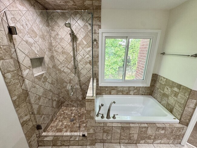 Building Photo - 1370 Buckingham Cir