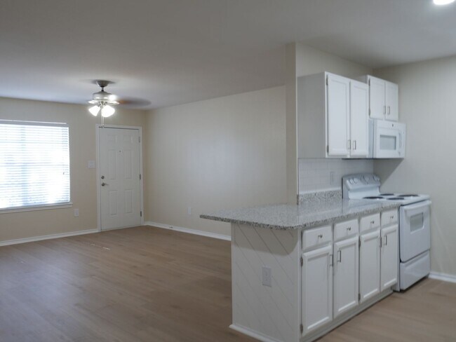 Building Photo - Solms 1 Bed | 1 Bath 670 Sq. Ft.
