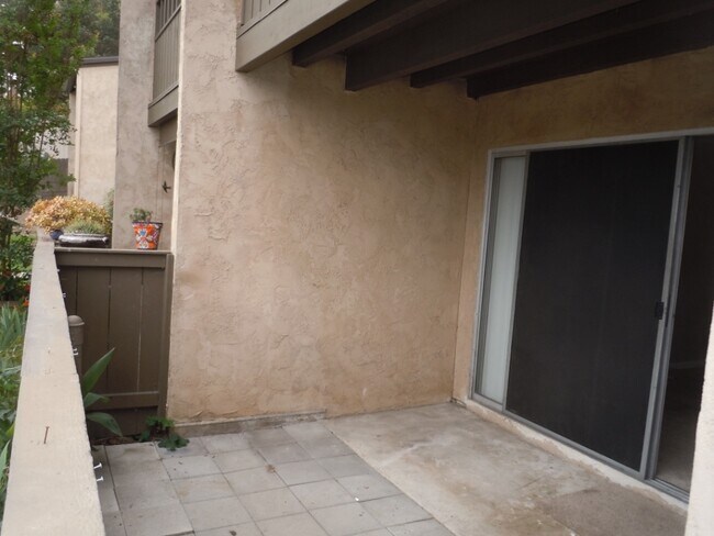 Building Photo - Excellent 2 bedroom 2 bathroom single story condo with private backyard.