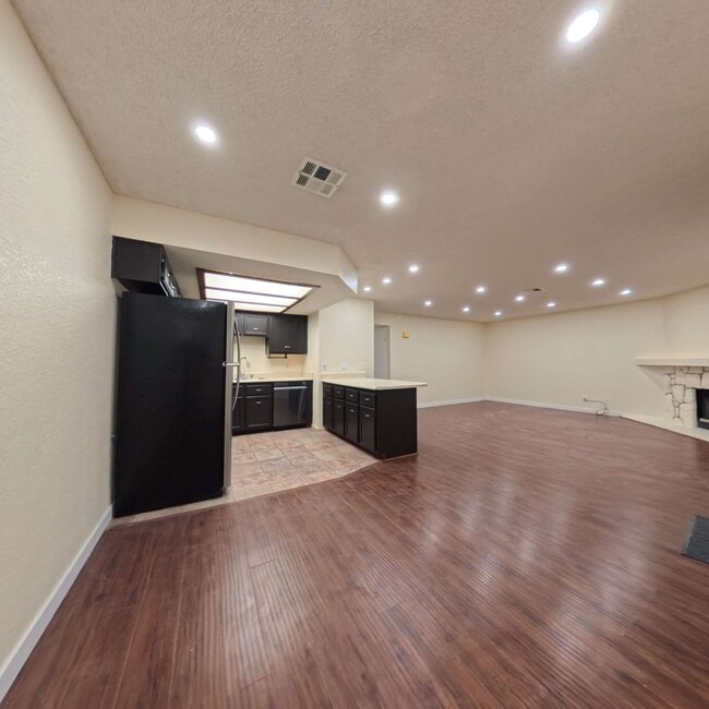 Building Photo - Beautiful 2 Bedroom 2 Bathroom Condo at The Lakes!