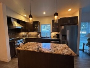 Building Photo - Attention Traveling Professionals