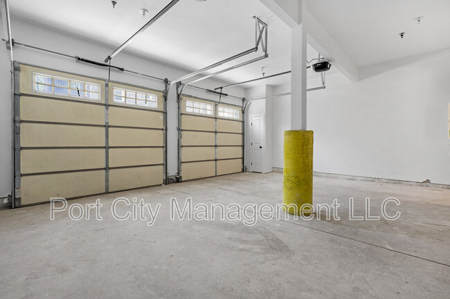 Building Photo - 903 S Decker Ave