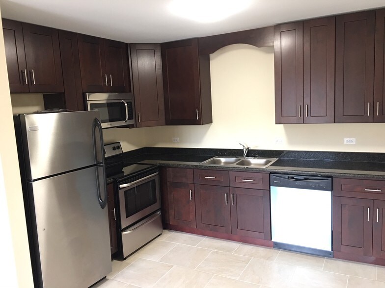 1BR, 1BA - 840SF - Kitchen - Brentwood on the Pond