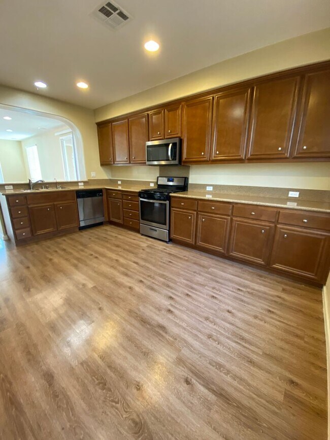 Building Photo - San Ramon Gale Ranch Townhouse 3BD/2.5BA with 4th Room for Office Loft! Community Pool Included!
