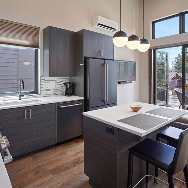 Building Photo - Modern Luxury and Prime Location: Fully Fu...