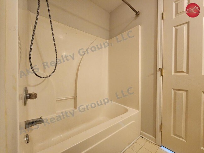 Building Photo - 1090 Thompson Rd