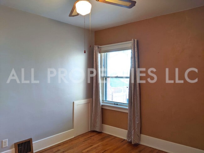 Building Photo - 557 S Race St