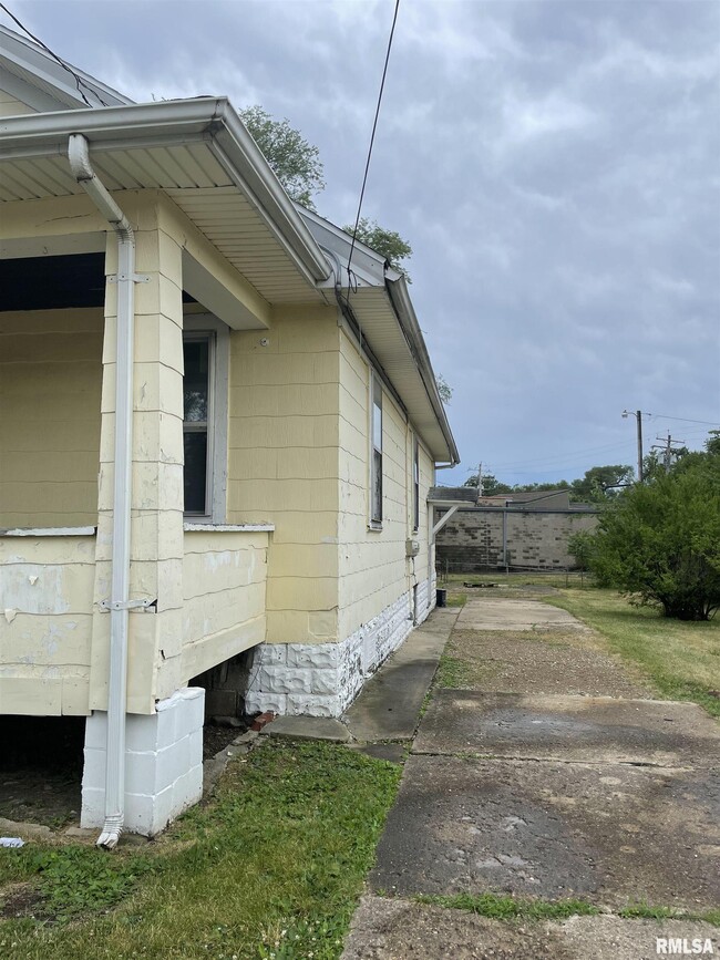 Building Photo - 612 W Loucks Ave