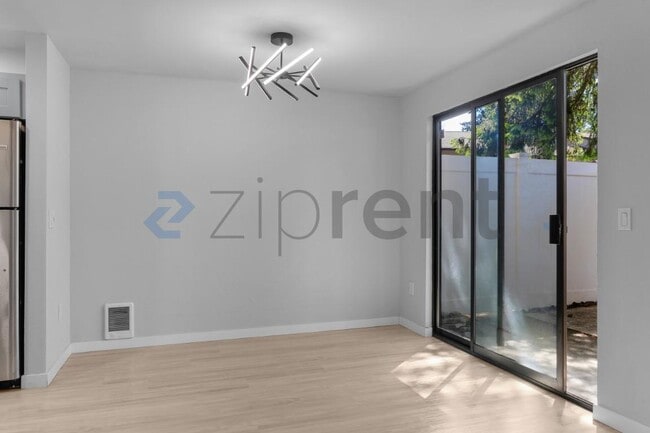 Building Photo - Unit B7
