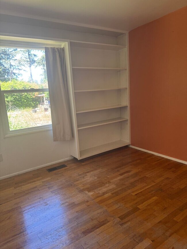 Building Photo - Beautiful 2 bedroom 1 bath Cozy Home for Rent- Minutes from Steilacoom Lake!