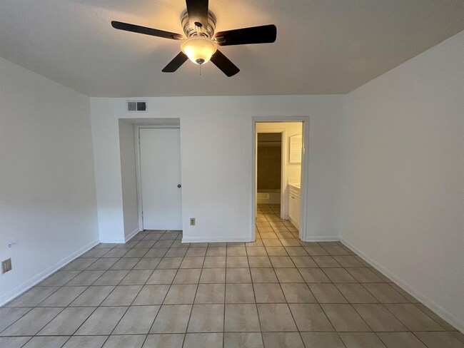 Building Photo - 8265 Kingsbrook Rd