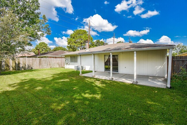Building Photo - 22743 Red River Dr