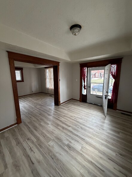 Building Photo - 2652 Bank St