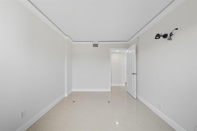 Building Photo - 3700 N Pine Island Rd