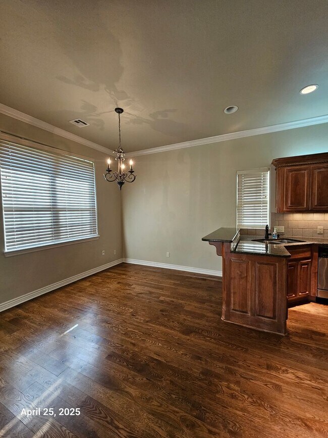 Building Photo - (3) Bed/(2) Bath In Tuscany Court Avail NOW!