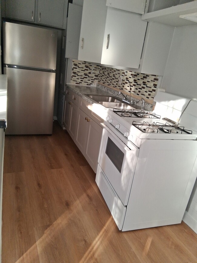 Building Photo - 1548 N Kingsley Dr